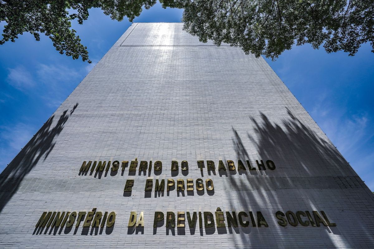 Projeto sobre horas extras reacende debate previdenciário e pode alterar custo do trabalho formal