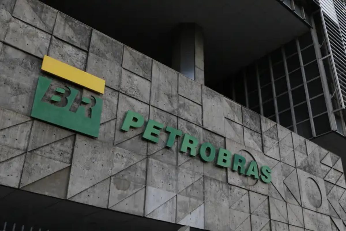 Bloqueio do Estreito de Ormuz não deve prejudicar comércio de petróleo no Brasil, diz Petrobras