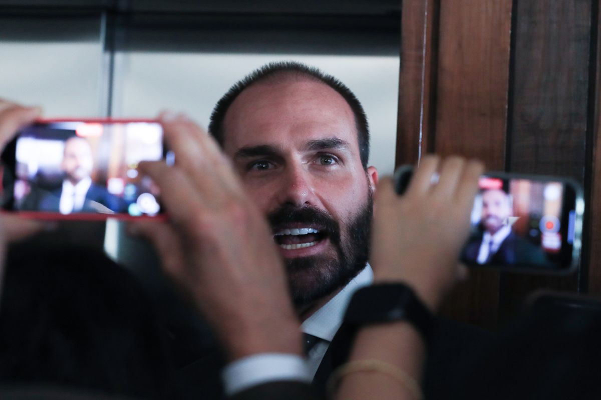 Eduardo Bolsonaro excede quantidade de faltas e pode perder mandato; saiba o que acontece agora