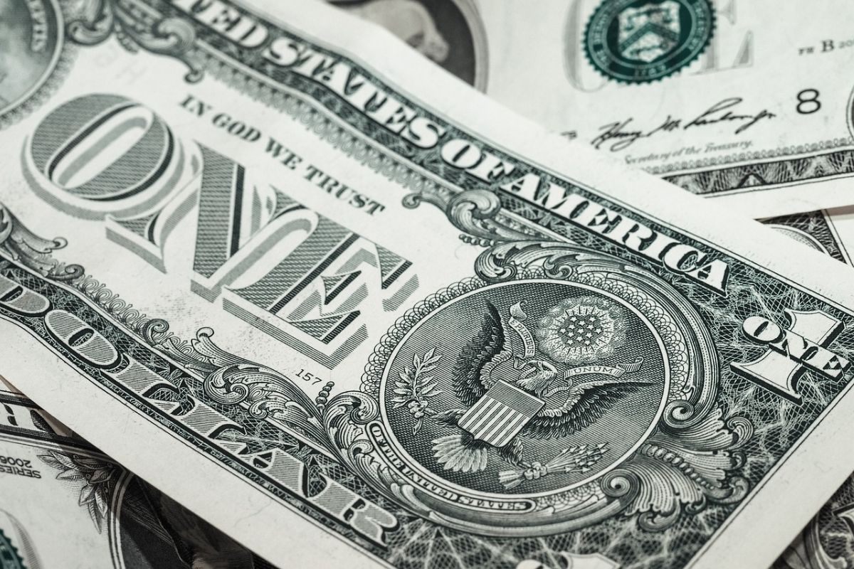 Dólar fecha em leve alta apesar de tensões entre governo e Federal Reserve