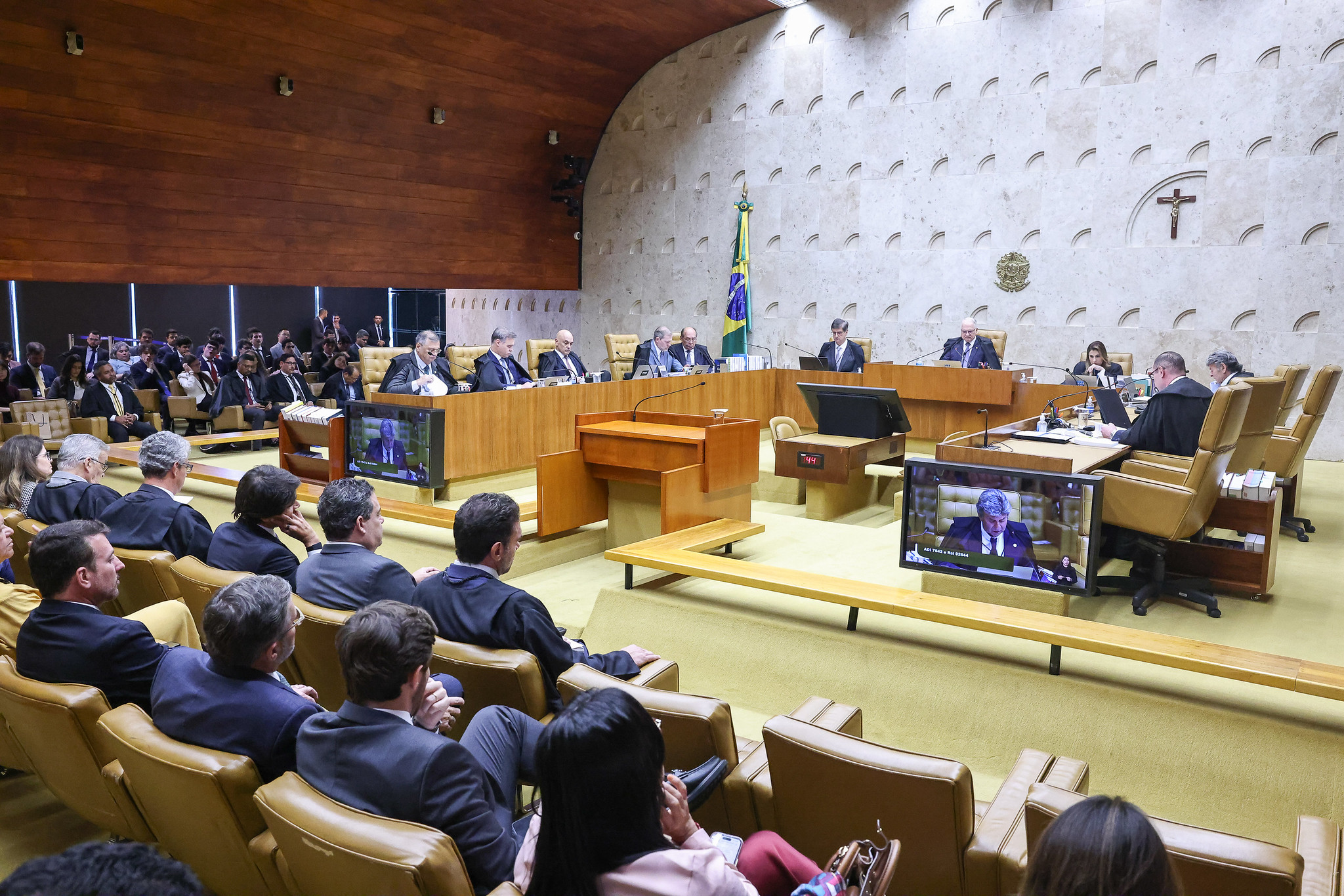 STF suspende julgamento sobre eleições no RJ