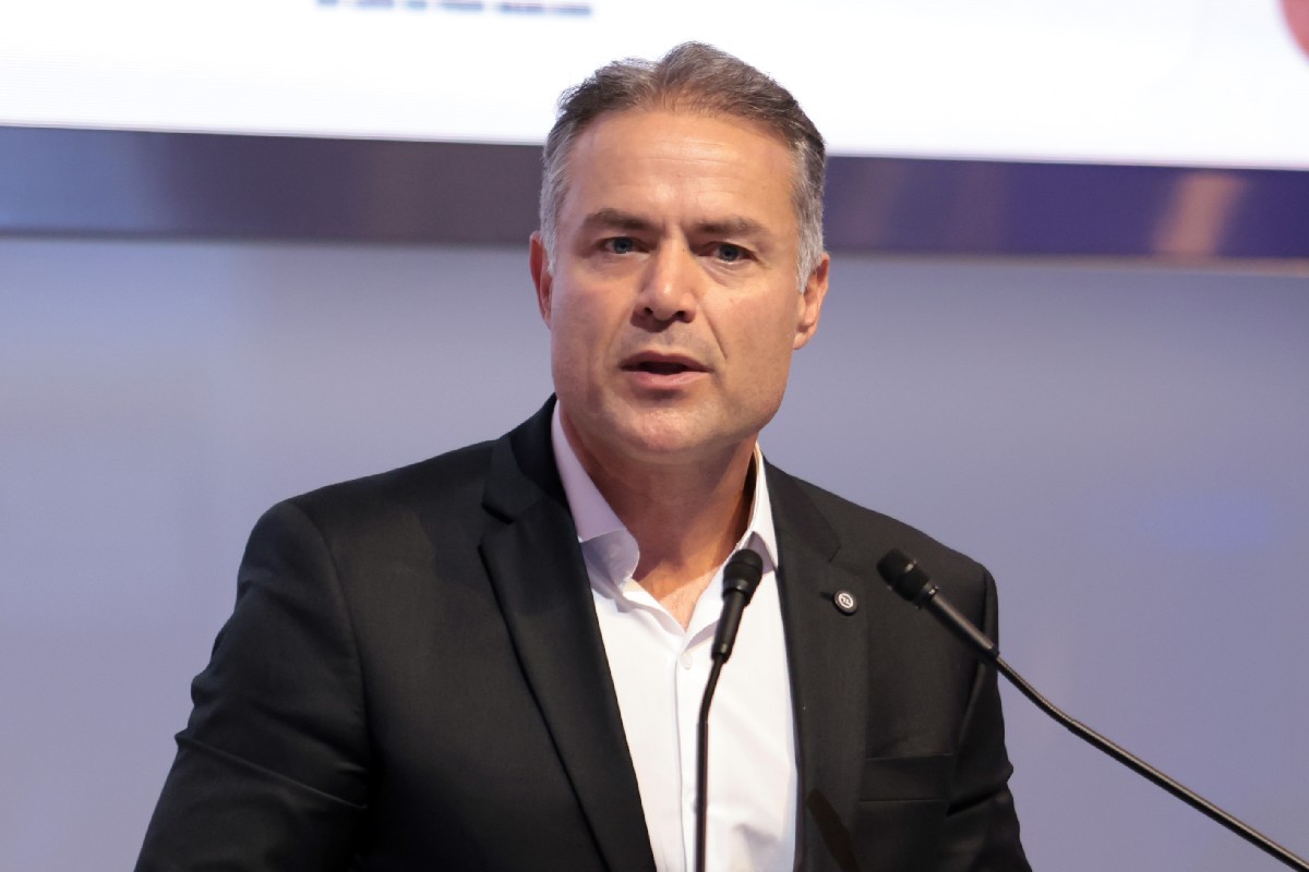 Renan Filho grava vídeo e questiona Derrite: “A quem atende esse ataque à PF?”