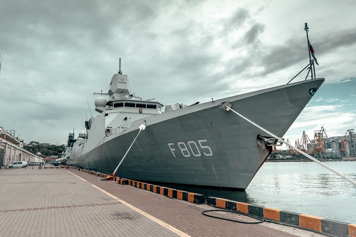 Em demonstração militar, OTAN lança torpedo que explode e afunda navio