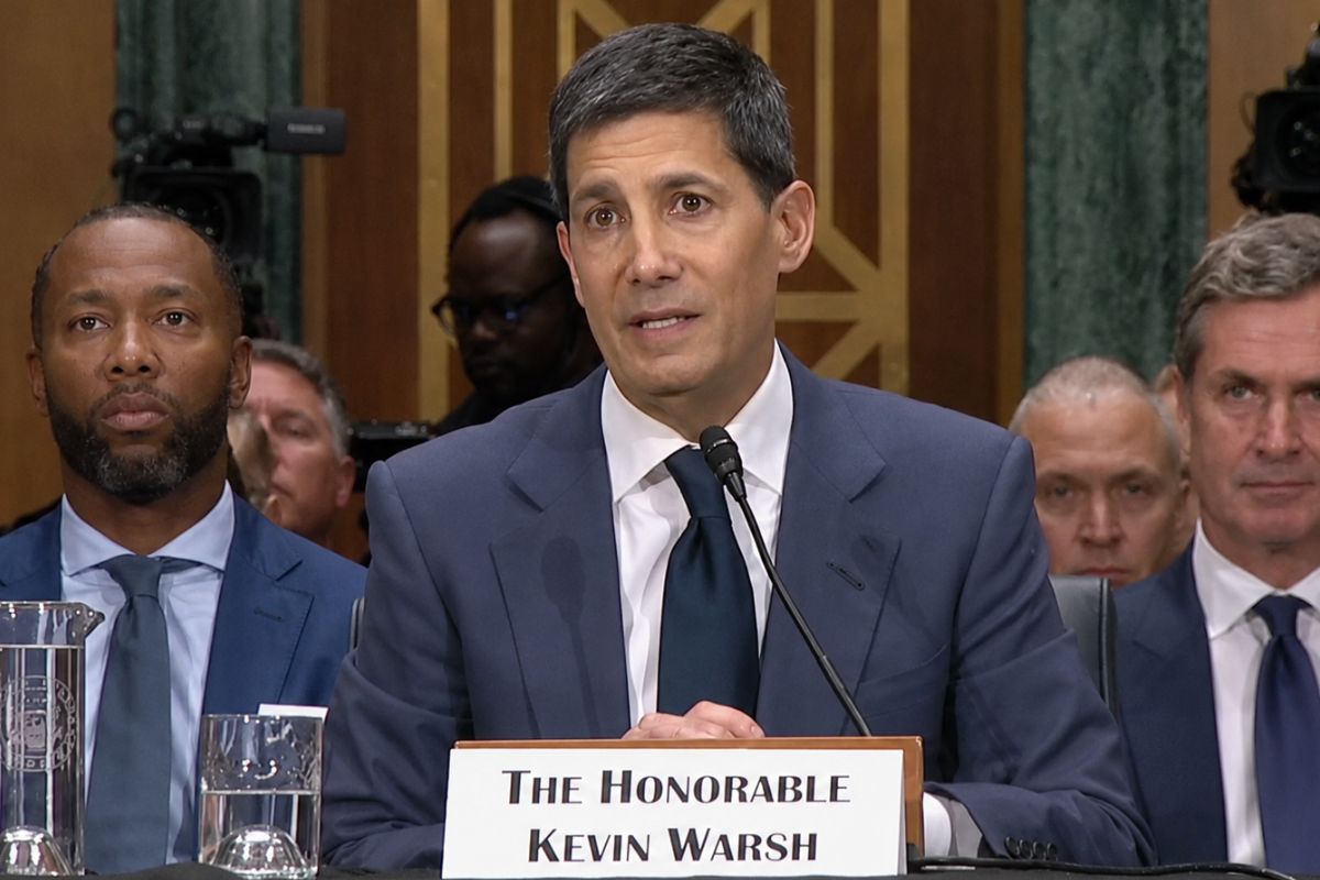 Kevin Warsh assume Fed e deve endurecer postura contra inflação