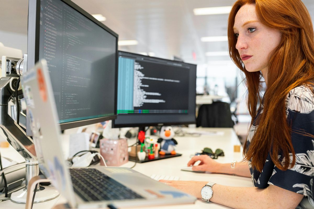 Mulheres ocupam 20% das vagas em tecnologia no Brasil, aponta estudo