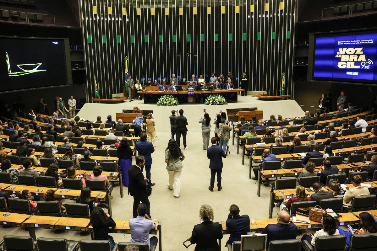 11 governadores e 10 prefeitos deixam cargos para disputar eleições; veja quais foram