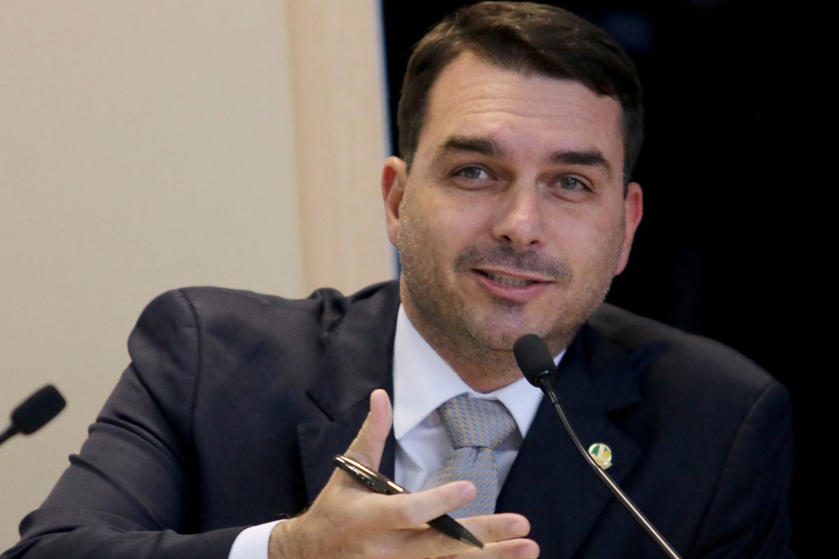 Flávio diz que devolverá dinheiro para tentar estancar a crise Dark Horse