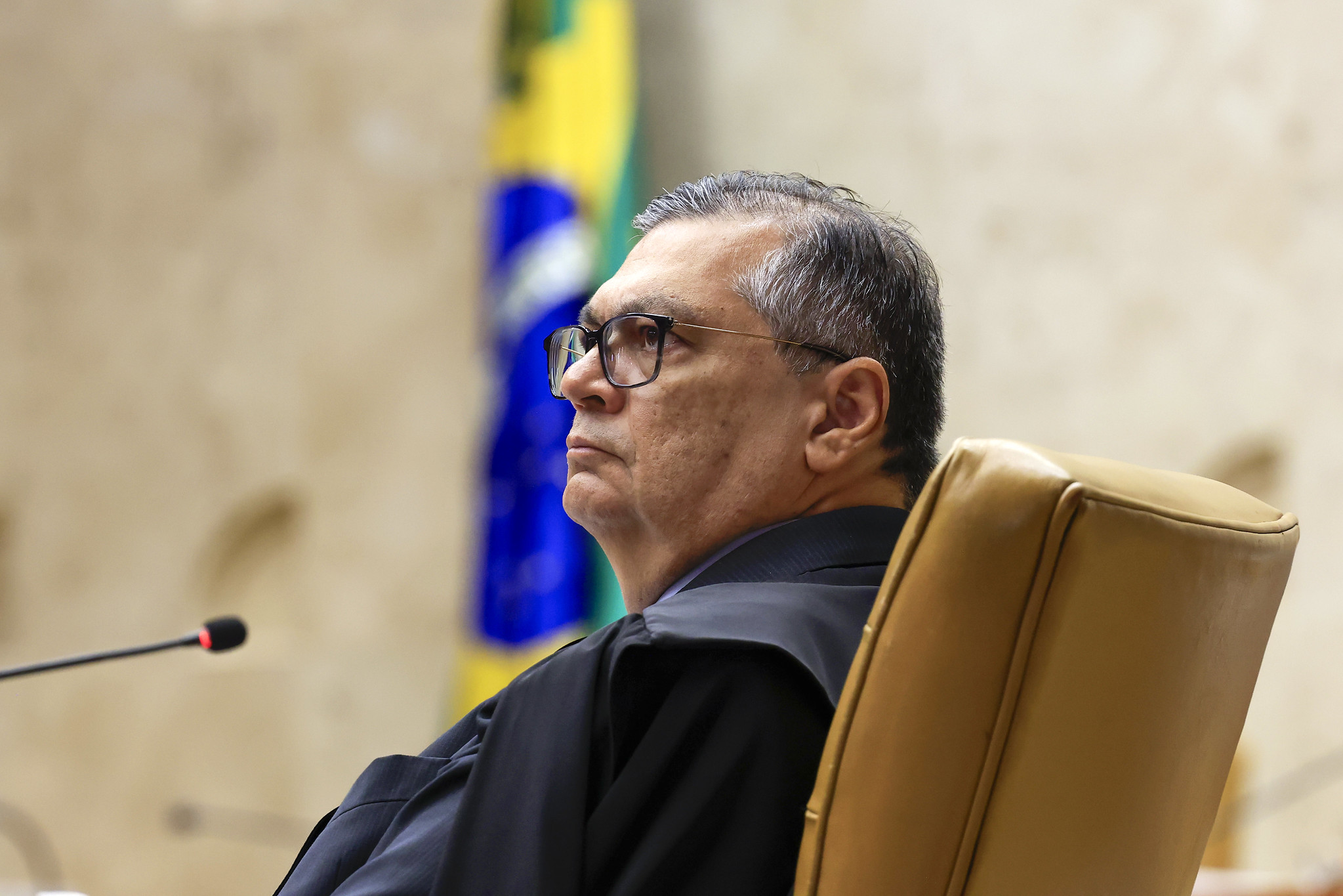 Análise: Dino mexe cada vez mais fundo no vespeiro