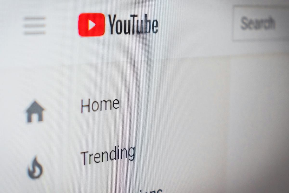 YouTube, Substack e outras plataformas endurecem regras contra conteúdo gerado por IA