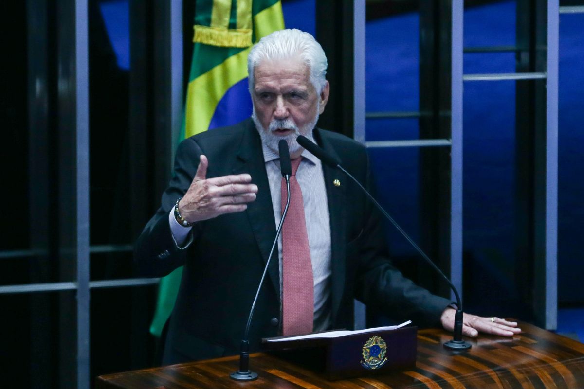 Senador cobra investigação aprofundada do Master após conversas entre Vorcaro e Flávio Bolsonaro