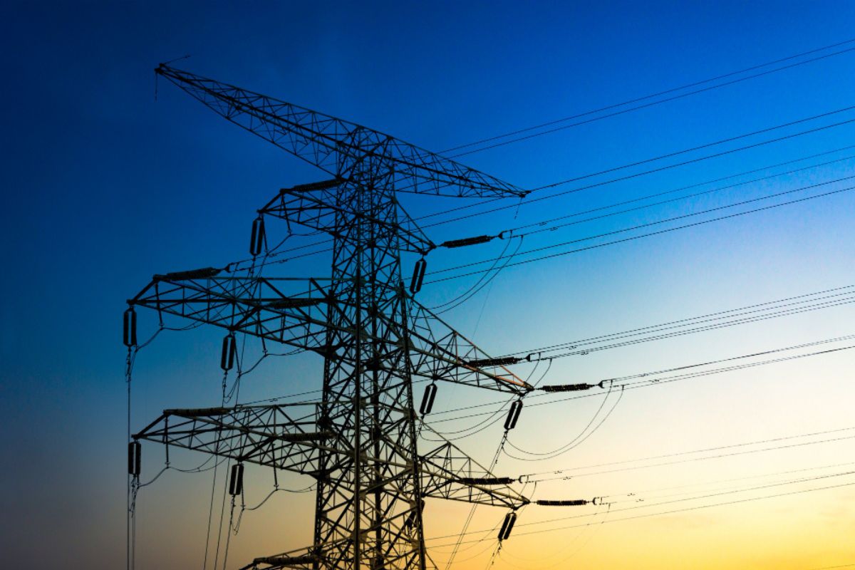 Briefing: Pressões externas, energia mais cara e impasses fiscais desafiam cenário econômico