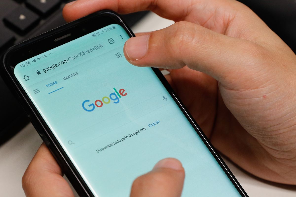 Em meio à pressão regulatória global, Google é punido pela UE