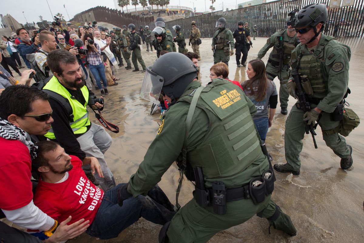 Maioria dos americanos apoia deportação, mas resiste às estratégias de Donald Trump