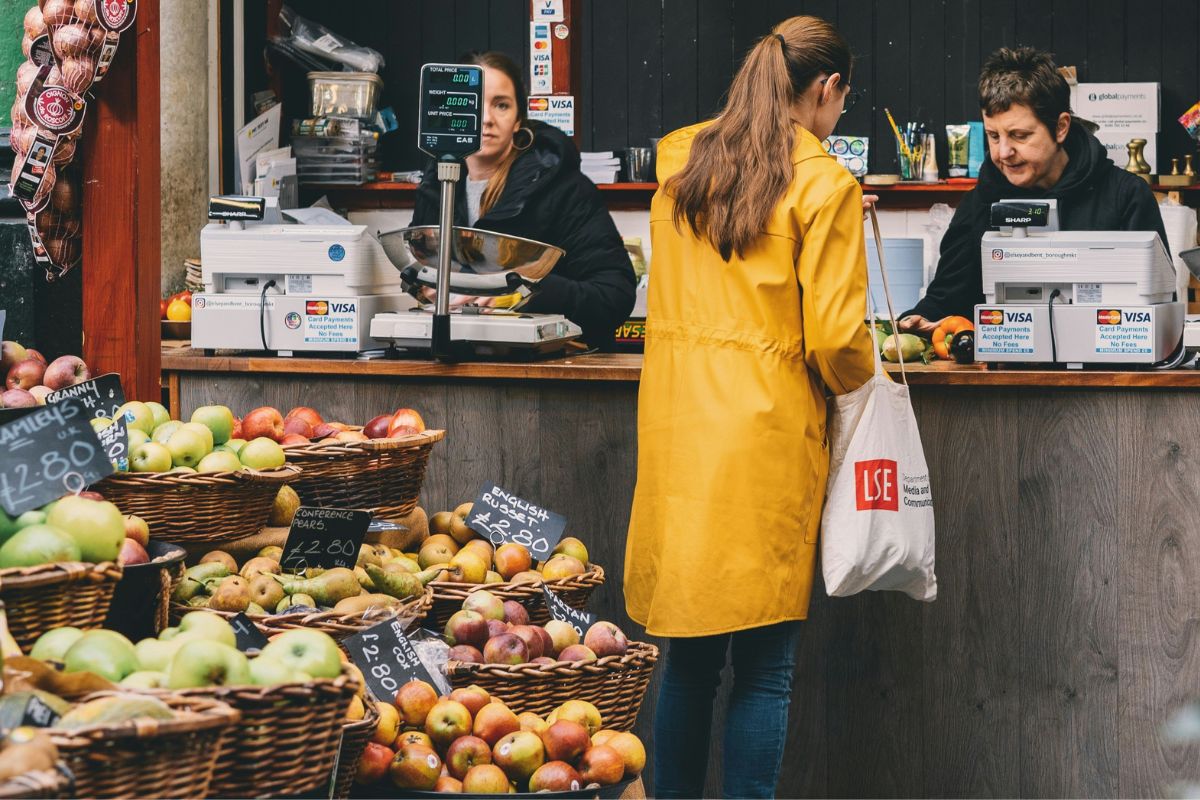 IPCA desacelera para 0,67% em abril, mas alimentos e remédios seguem pressionando inflação