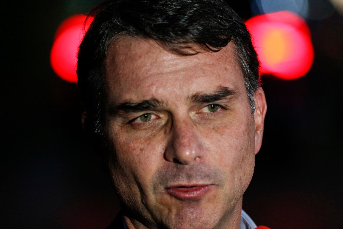 Flávio Bolsonaro detalha plano econômico e faz críticas a Lula em evento com empresários