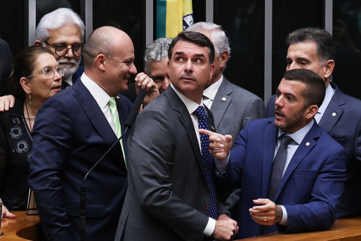Veja as mensagens trocadas entre traficante do CV e assessor de TH Joias sobre aliado de Flávio Bolsonaro