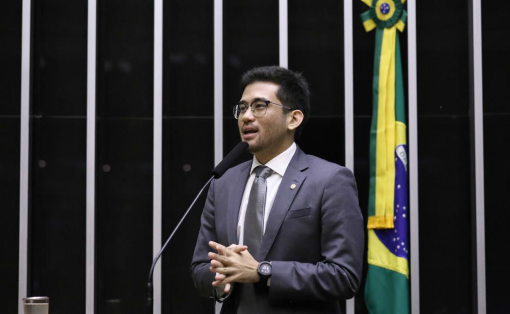 Entrevista: Kim lidera ofensiva contra a “taxa das blusinhas”