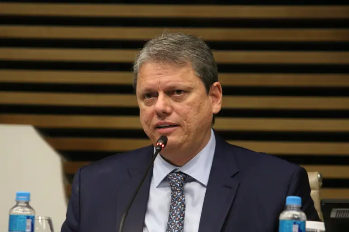 “Errei!”: Tarcísio pede perdão após brincadeira ao falar sobre intoxicação por metanol