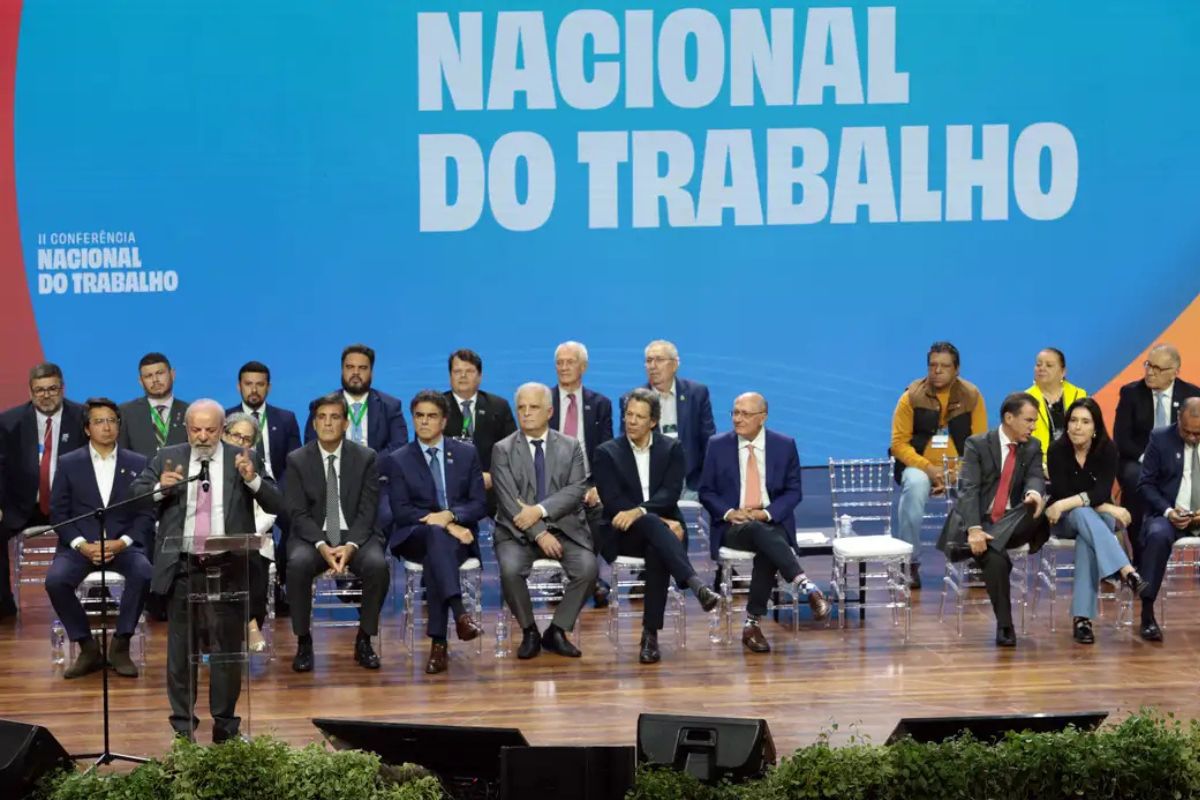 Lula defende negociação para definir fim da escala 6×1