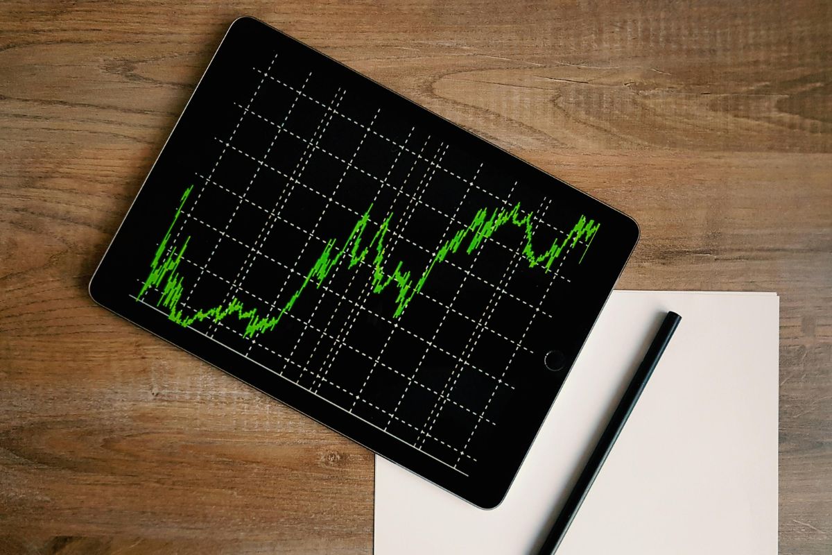 Mercado de juros recua após tensão com ofensiva dos EUA na Venezuela