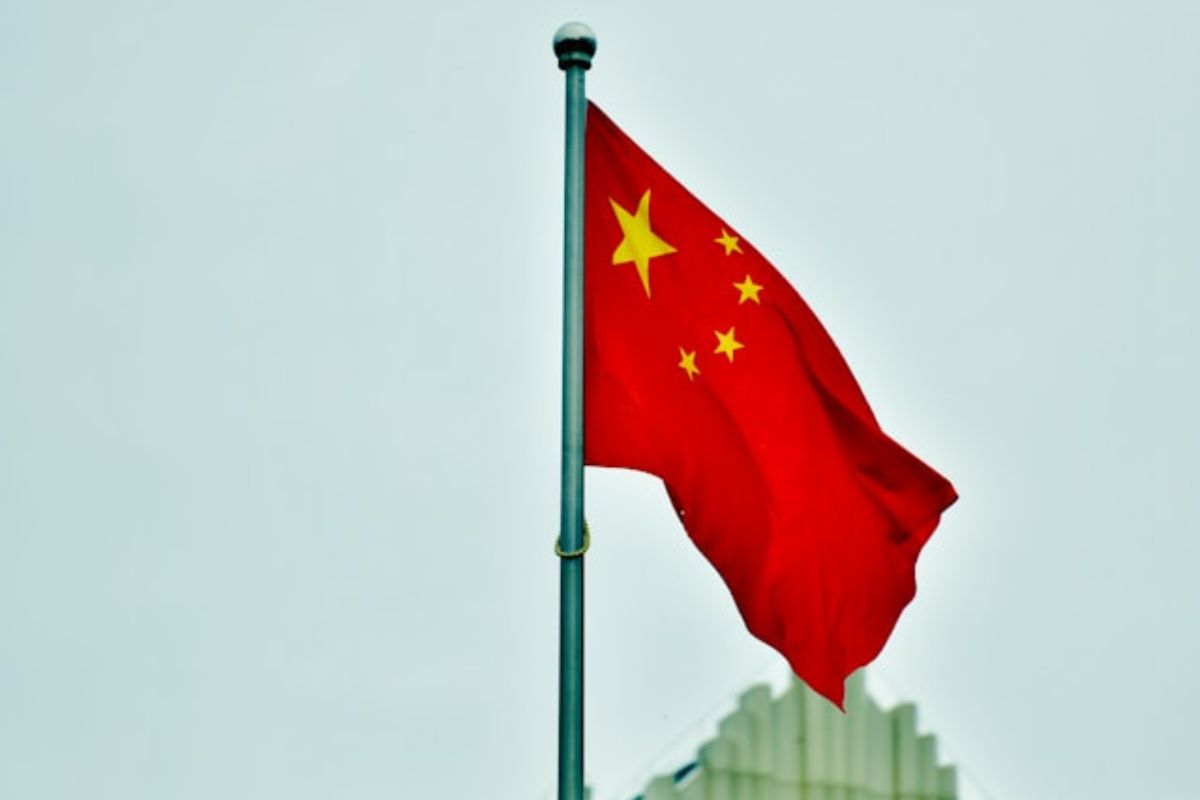 China ataca aliados americanos enquanto EUA está “distraído” com a guerra