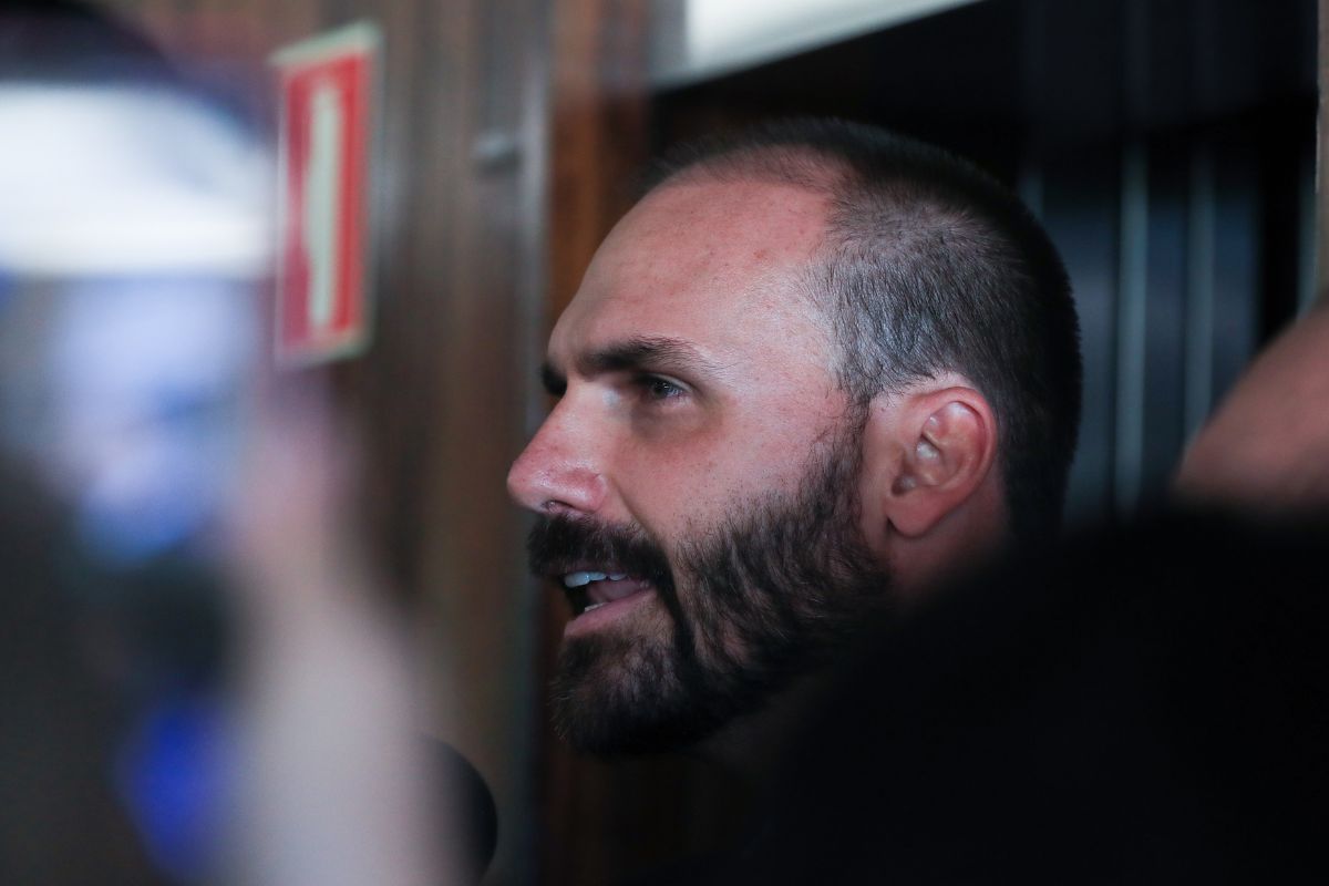 “Certamente vai ser uma guerra”, diz Eduardo Bolsonaro à TMC sobre cenário político