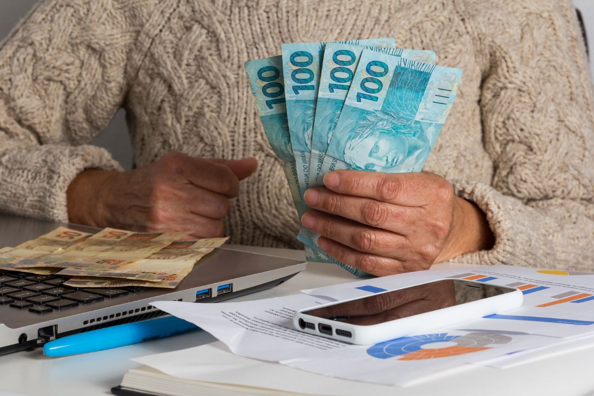 Salário mínimo deve ter aumento de 6% em 2026