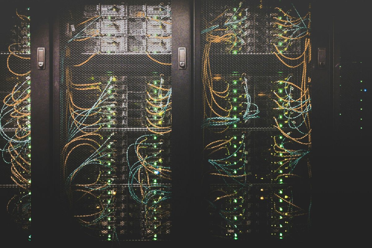 Alto consumo de água e energia em data centers leva investidores a cobrar gigantes de tecnologia