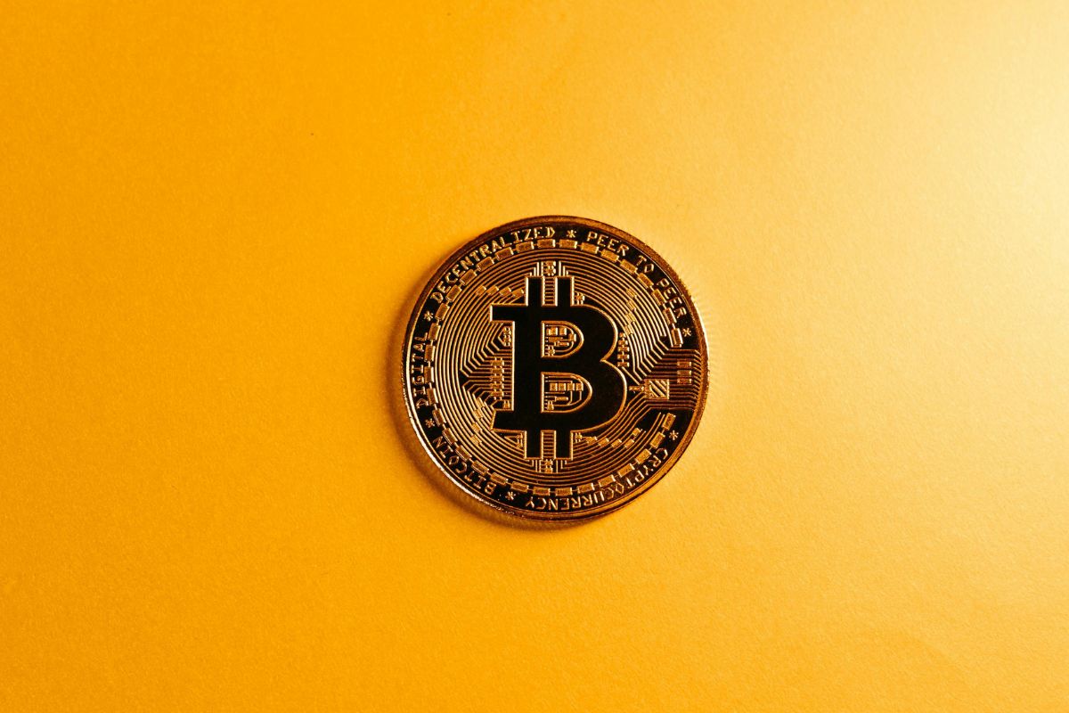 Bitcoin cai ao menor patamar em mais de um ano mesmo com agenda pró-cripto na Casa Branca