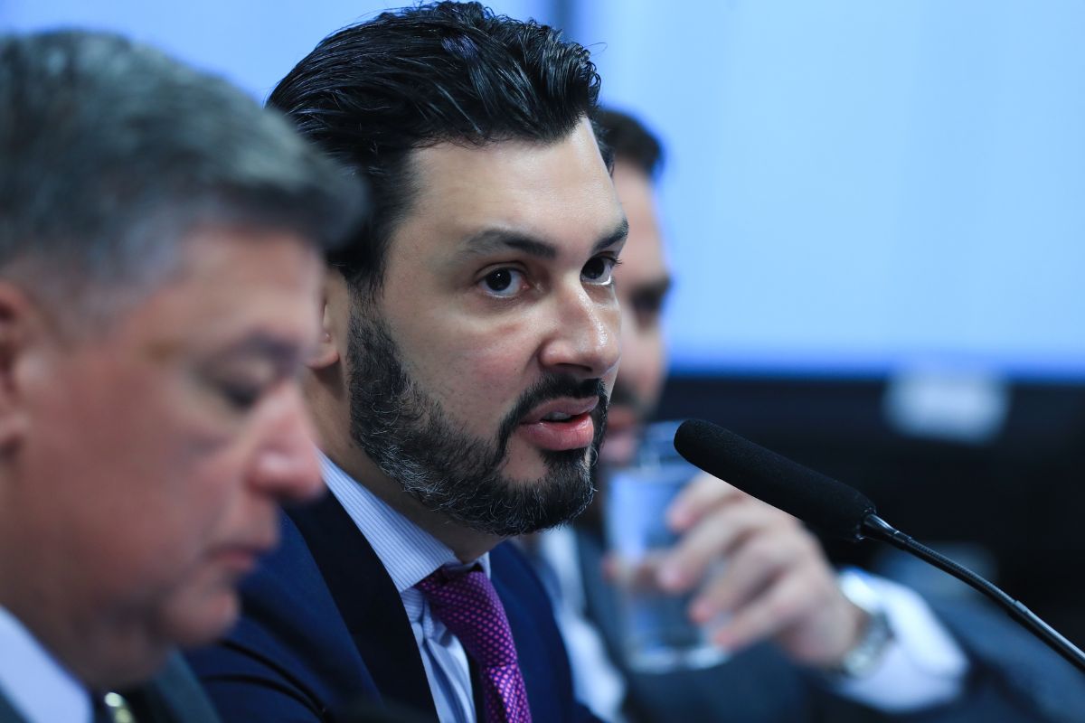 Cavalcanti responde relator, mas se cala na CPMI do INSS