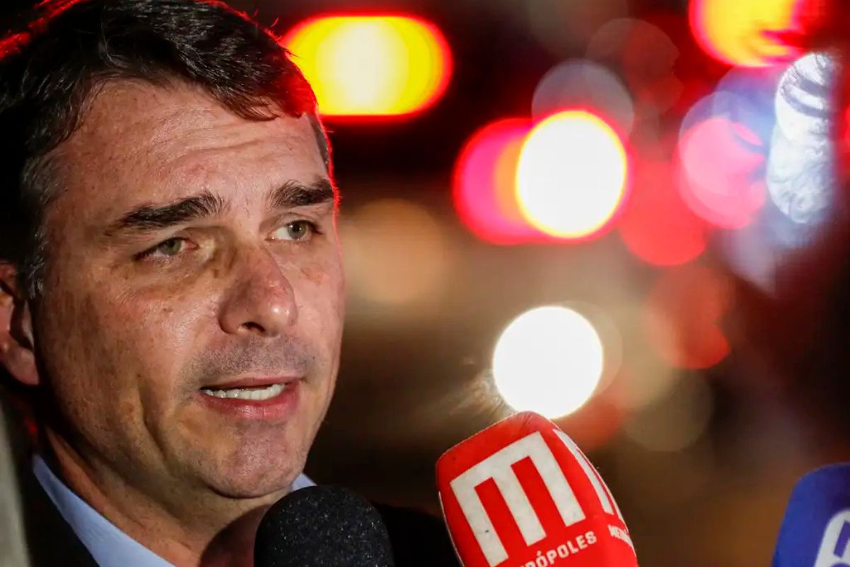 Flávio Bolsonaro relata nova crise de soluços do ex-presidente durante detenção na PF