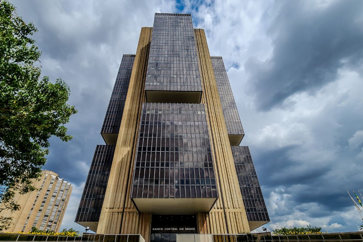 Briefing: BC aperta regras, governo mira combustíveis e crise bancária segue