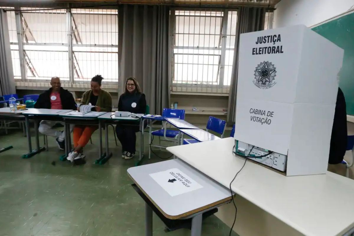 Quais são as penalidades para quem não regularizar o título de eleitor?