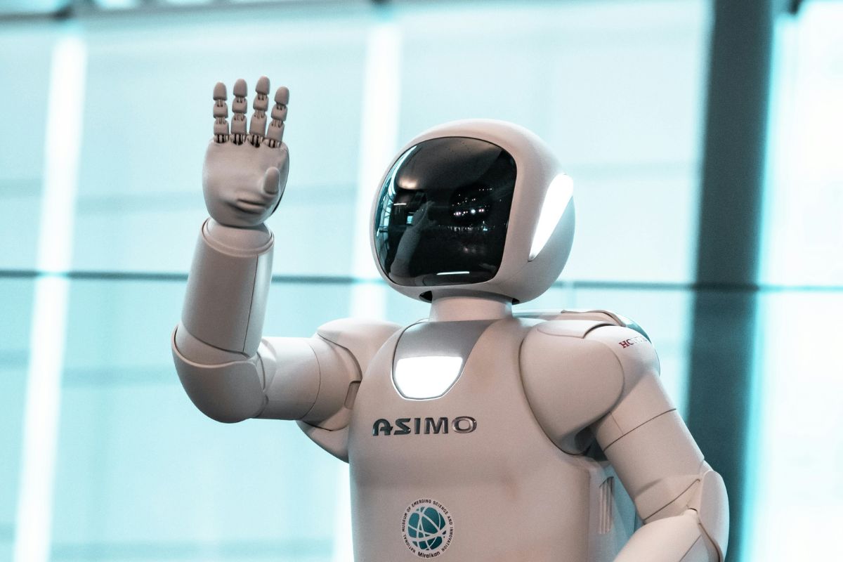 Robôs humanoides começam a operar em aeroporto no Japão
