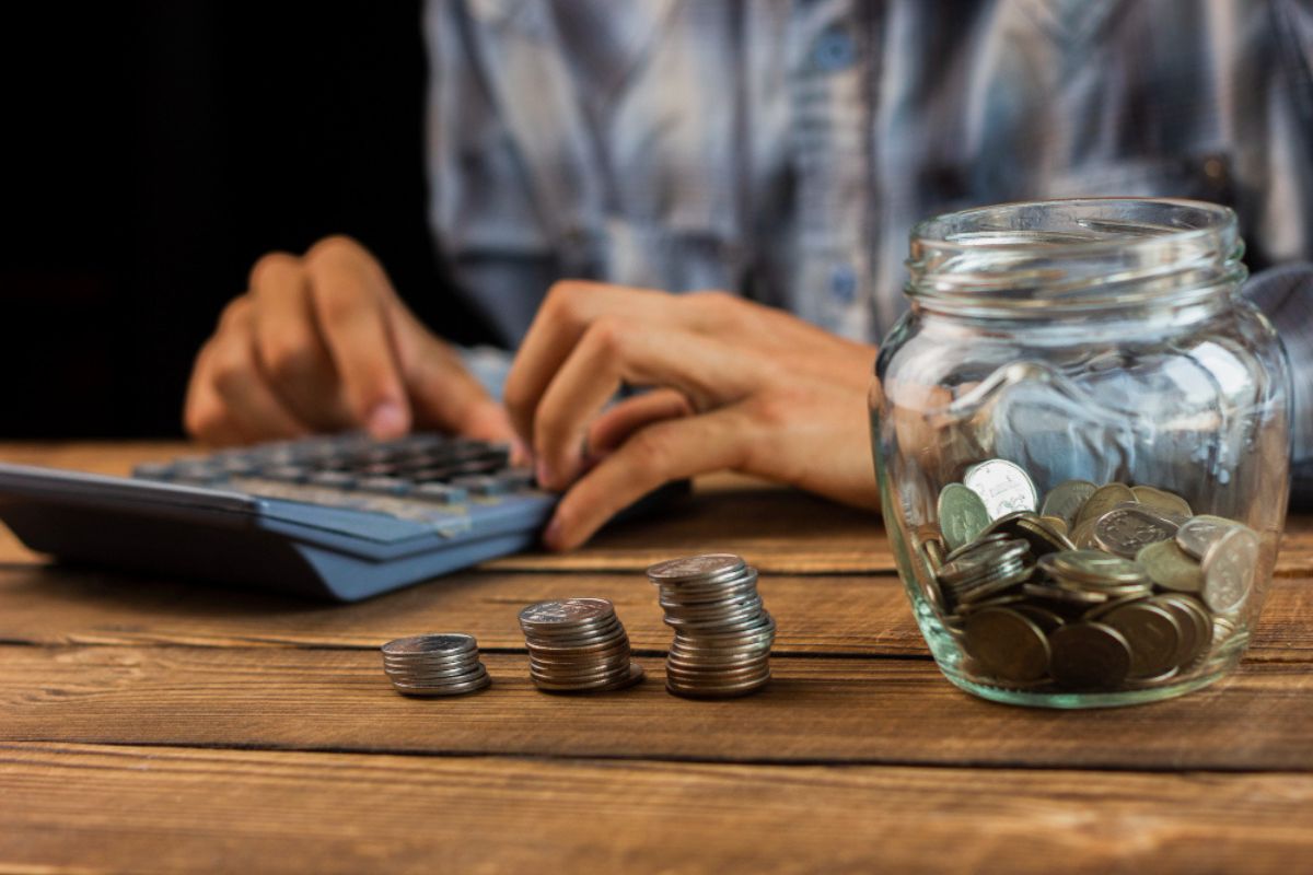 Taxas de juros cobradas por bancos fecharam 2025 quase em 50%