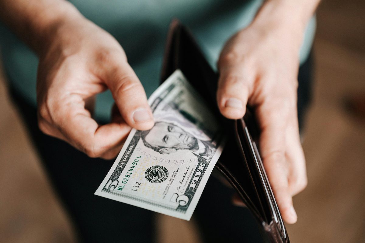 Dólar abre 2026 em queda com mercado parado após feriado