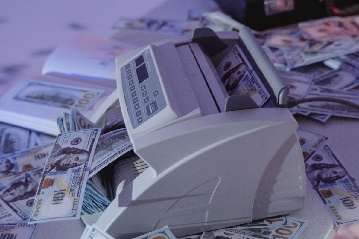 Operação mira em bets ilegais e acerta lavagem de dinheiro