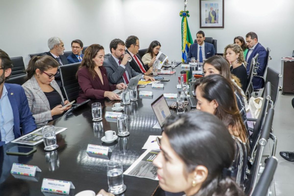 AGU defende no STF exclusividade de médicos para o aborto legal