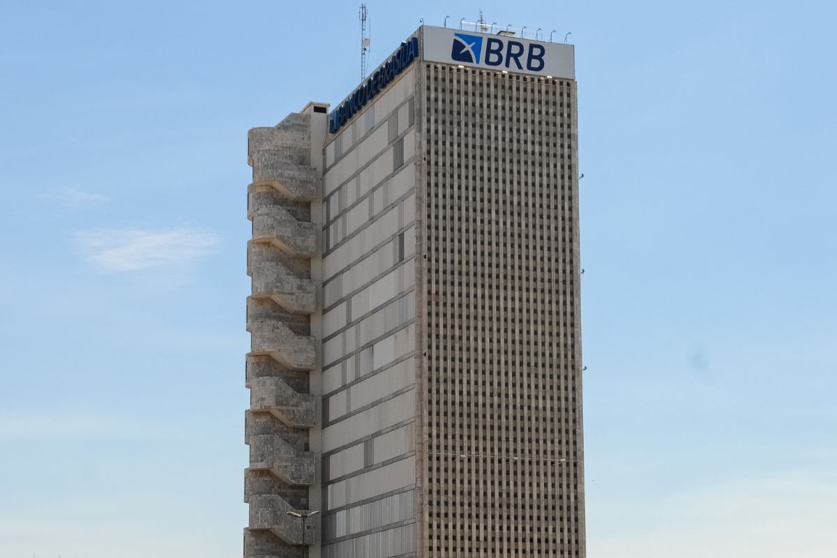 Banco de Brasília reage a especulações e avalia venda de ativos herdados do Master