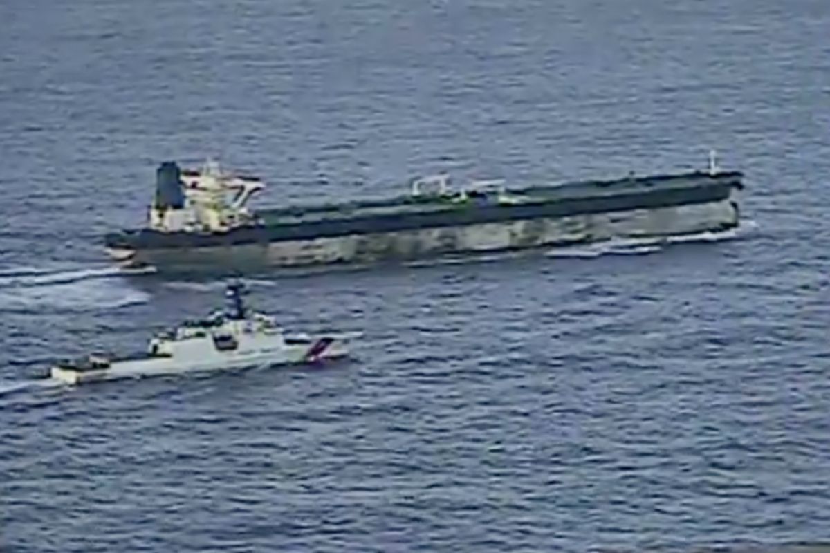 Qual foi o primeiro navio a atravessar o Estreito de Ormuz após fechamento?