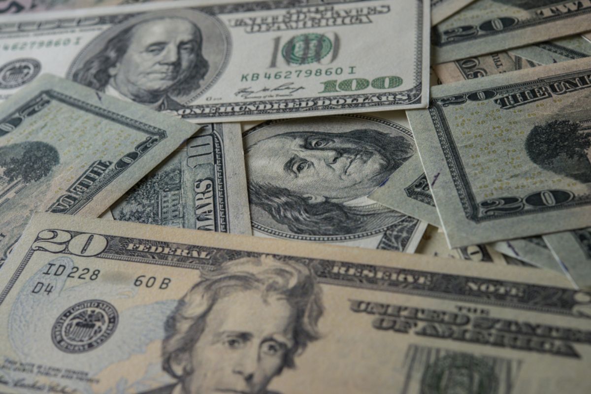 Briefing: dólar em queda, inflação em alta e novos investimentos no radar
