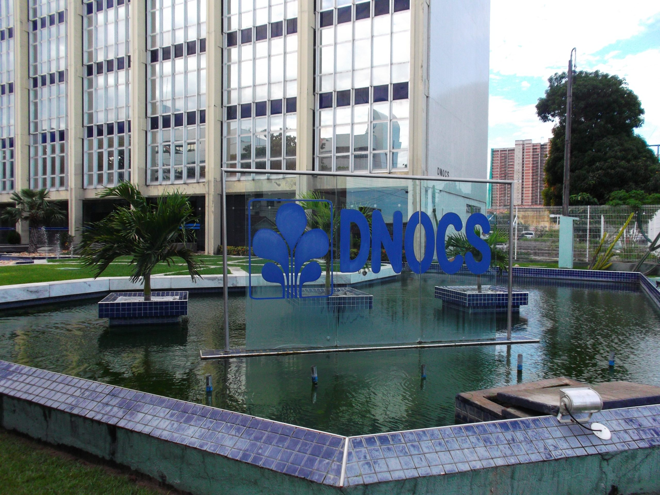 Dino quer saber porque Dnocs asfaltou vias a bancou maquinário agrícola