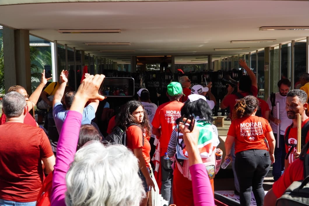 Manifestantes dos movimentos sem-teto acusam PMDF de agressão física e uso de gás de pimenta