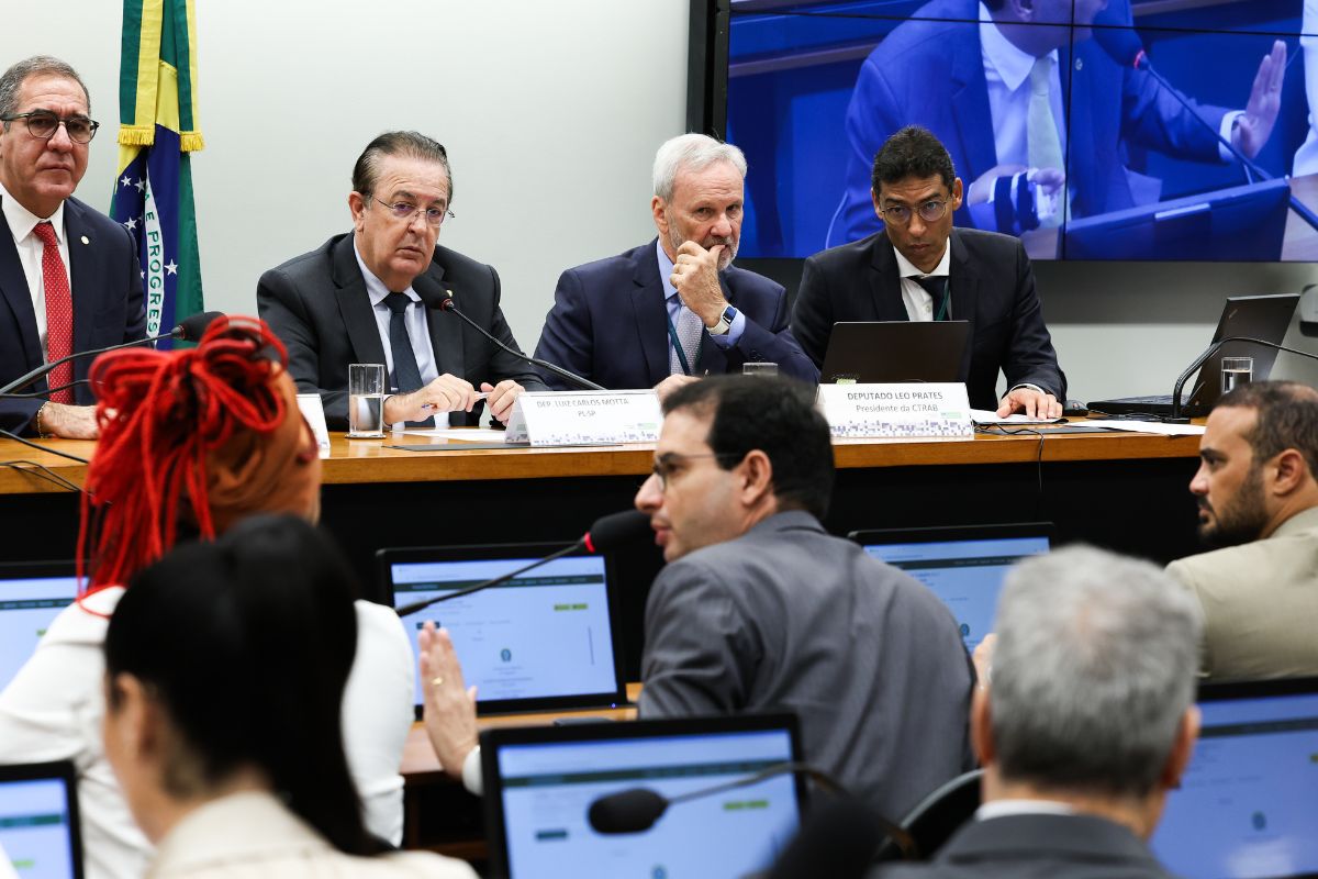 Agenda do Dia: CCJ discute fim da escala 6×1 e STF retoma julgamento sobre nepotismo