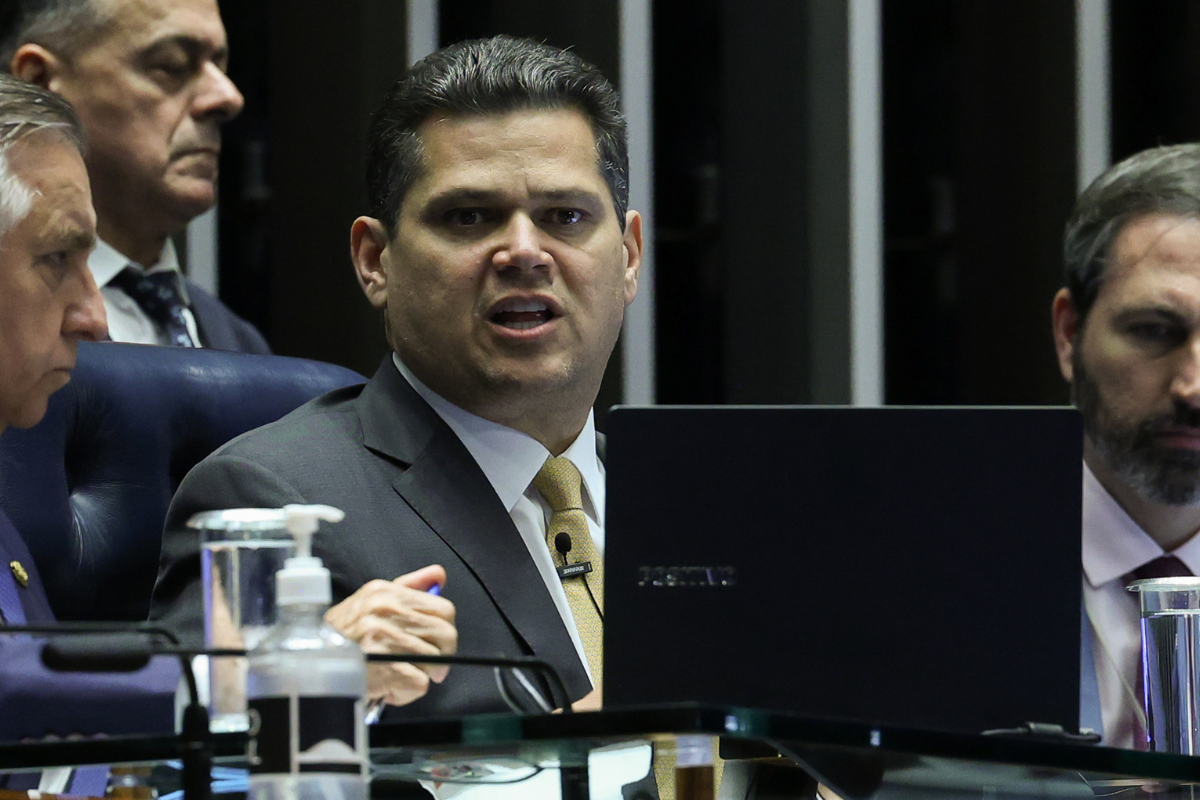 Alcolumbre anuncia sessão de vetos para a semana do dia 25
