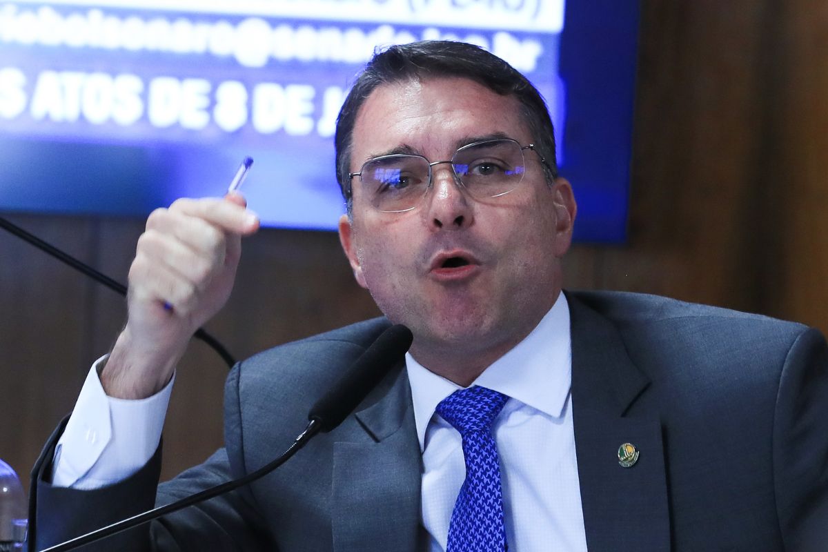 Flávio Bolsonaro ultrapassa Lula em simulação de segundo turno e pressiona governo