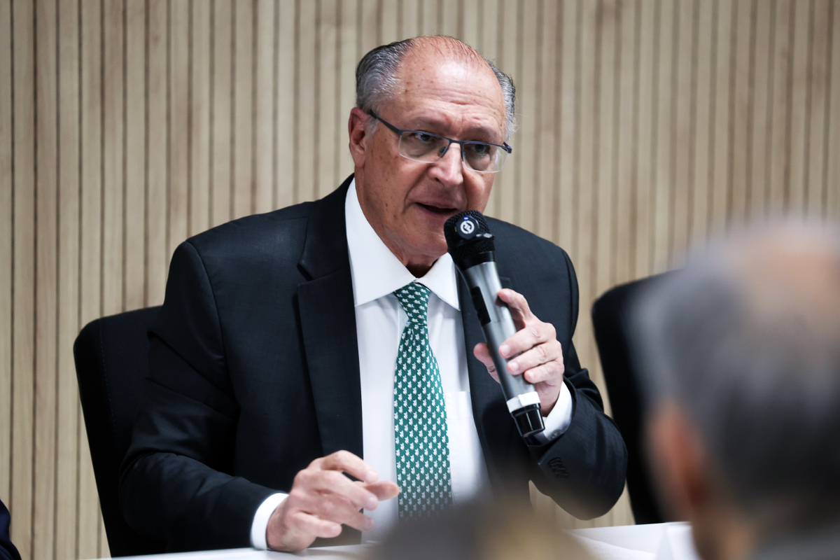 Alckmin descarta retaliação aos EUA e defende negociação para reduzir impactos das tarifas