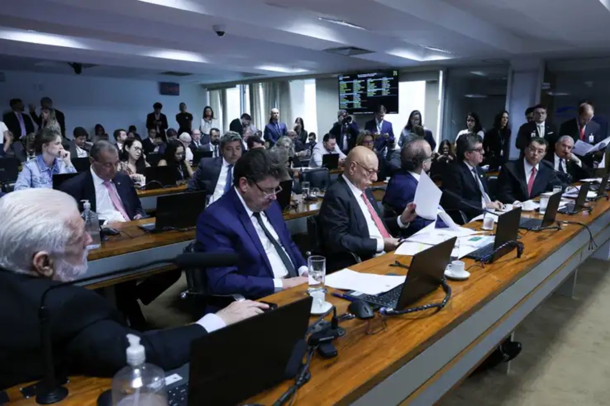 CAE aprova aumento dos impostos para fintechs e bets