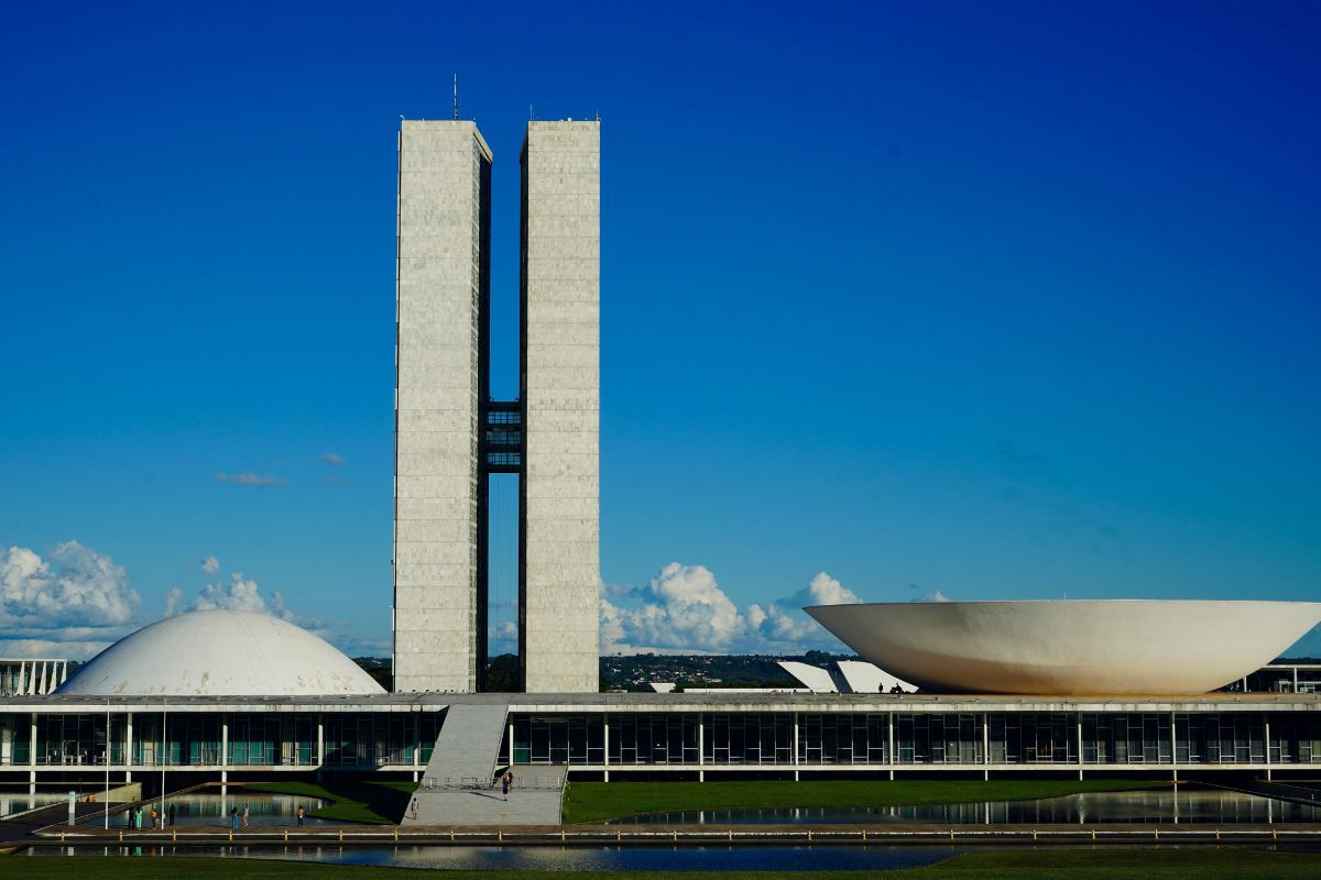 Briefing: Governo projeta superávit em 2027 e enfrenta pressões fiscais e políticas no Congresso