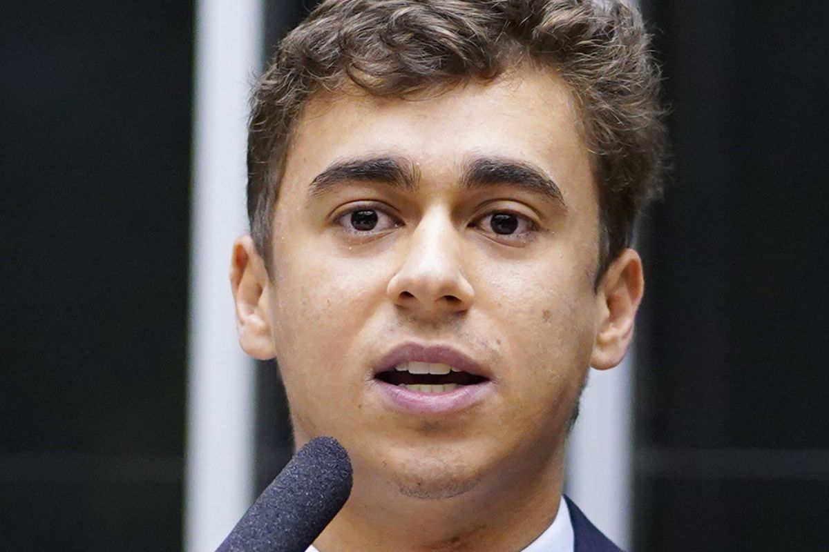 Raio cai entre pessoas durante ato de Nikolas Ferreira em Brasília
